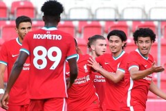 多纳鲁马处子秀神扑救，零封曼联获名宿盛赞